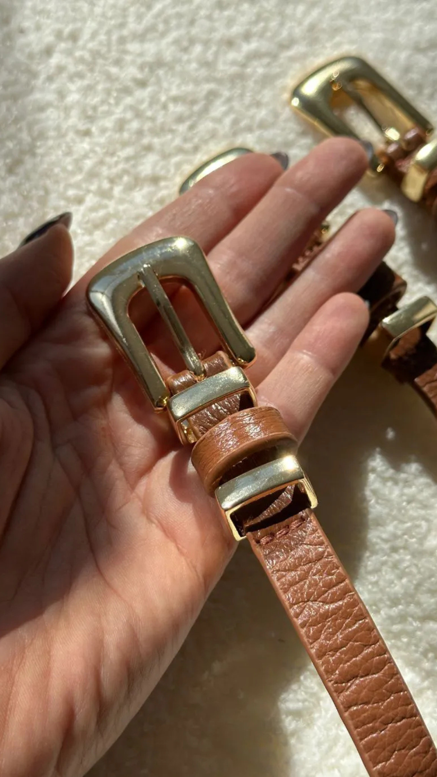 CINTO COURO FIVELA DOURADA - Bella Aurora