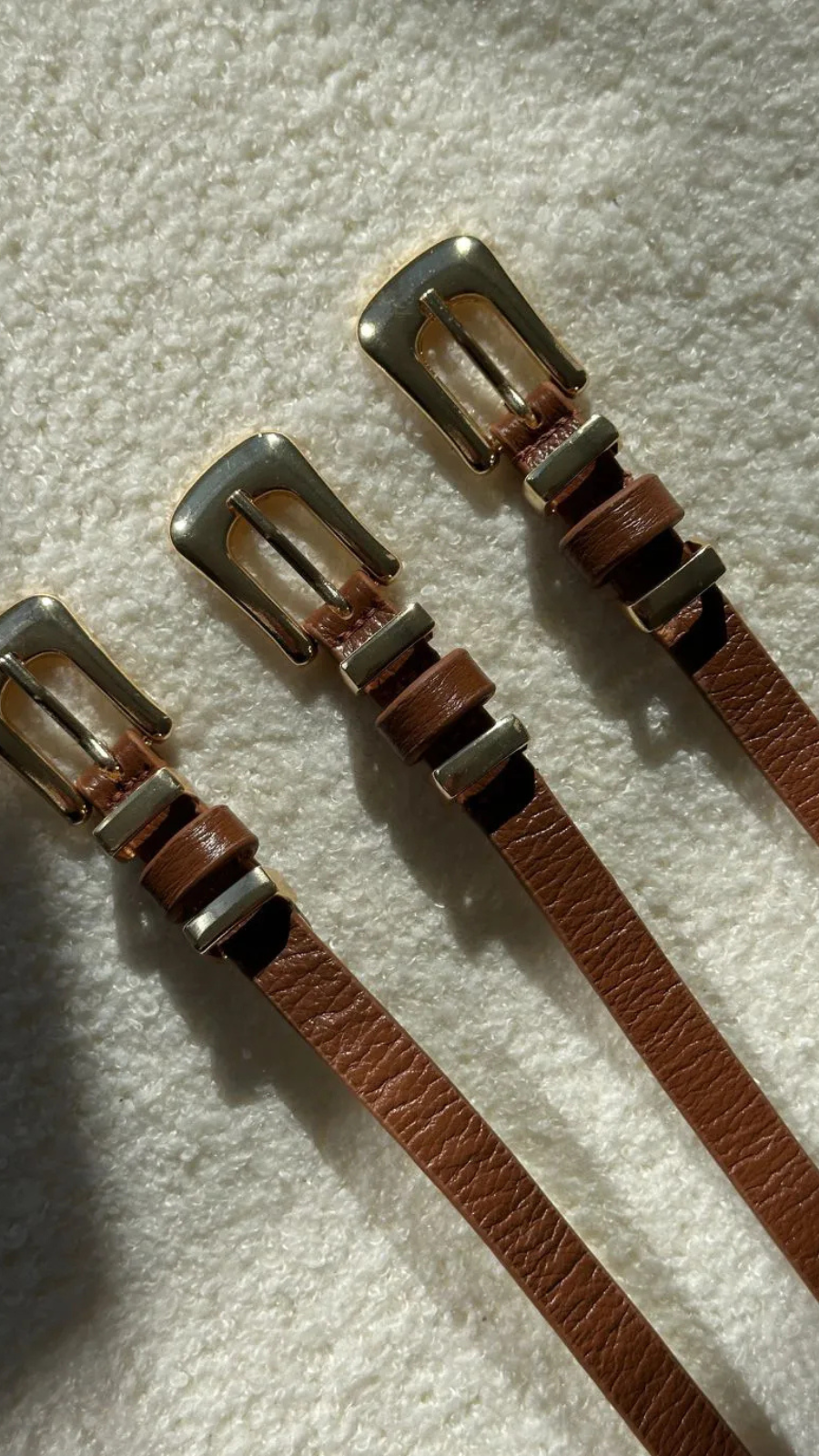 CINTO COURO FIVELA DOURADA - Bella Aurora